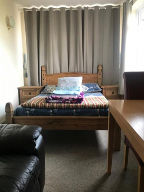 For Females - LUXURY HOUSE NEAR GILLINGHAM TRAIN STATION